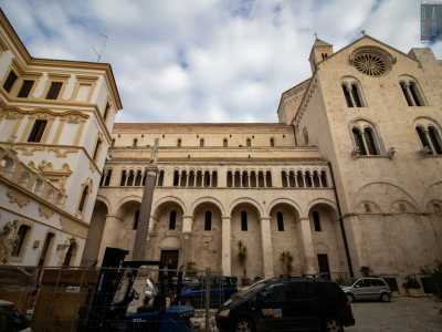 ...affiancata dall�imponente veduta laterale romanica dall�adiacente Cattedrale, crea un singolare quanto affascinante contrasto stilistico davvero unico in tutta la citt� vecchia